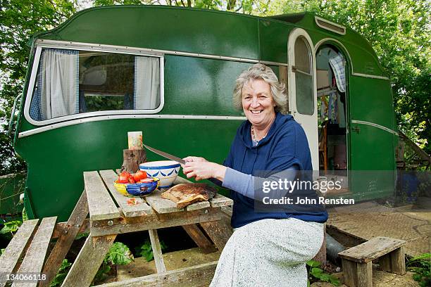 self sufficient lady with organic garden - romani people 個照片及圖片檔