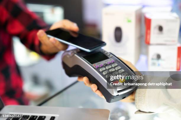 credit card payment machine,customer using credit card for payment,credit card - poes stock-fotos und bilder