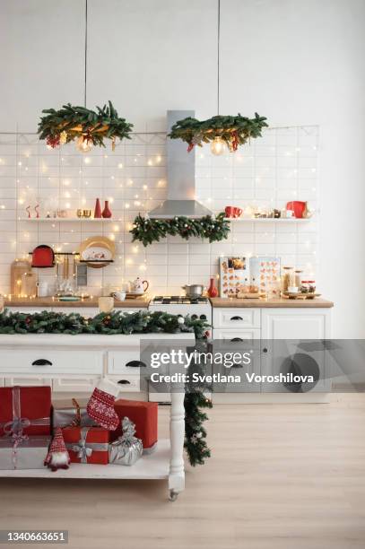 white kitchen interior with classic christmas decor and lights. - kitchen conceptual stockfoto's en -beelden