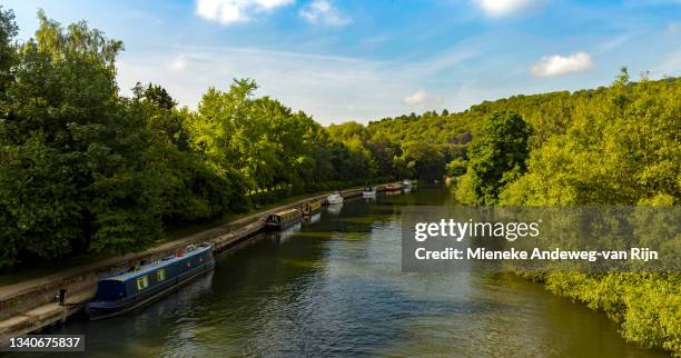 narrowboats on river thames, oxfordshire, england, great britain - oxford oxfordshire stockfoto's en -beelden