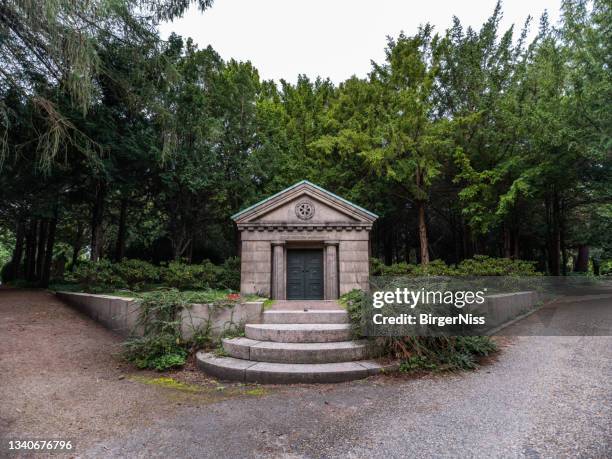 mausoleum, westfriedhof, kopenhagen, dänemark - mausoleum stock-fotos und bilder