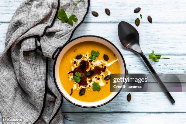 bowl of creamed pumpkin soup with cream and seeds - pumpkin soup stock-fotos und bilder