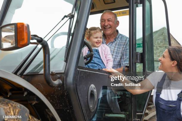 spaß mit der familie auf dem bauernhof - farm family stock-fotos und bilder