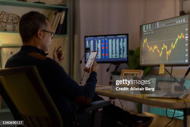 currency trader on video call from his home office - handelsfinanzierung stock-fotos und bilder