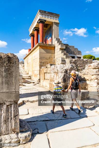 mother and child at knossos archaeological site, crete - herakleion stockfoto's en -beelden