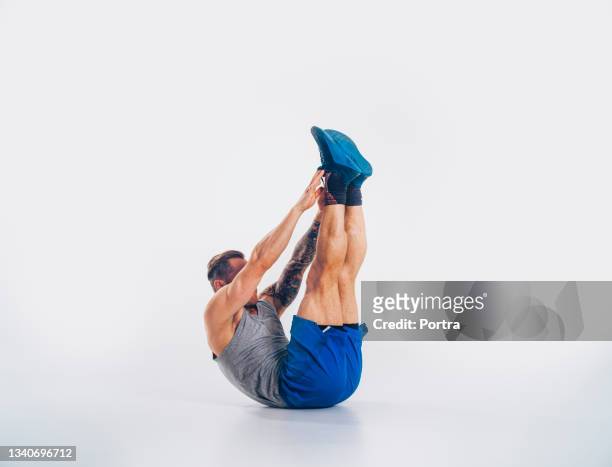 homem musculoso fazendo exercício abdominal - toe - fotografias e filmes do acervo