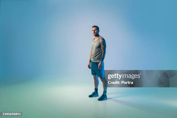 fit young man with muscular build - men body confidence stock pictures, royalty-free photos & images