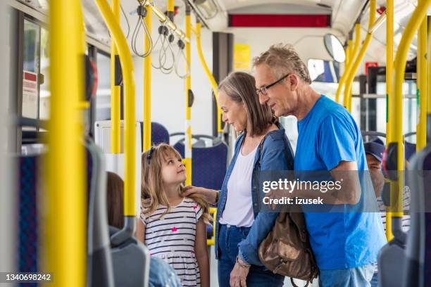 mädchen, das mit großeltern im personenbus reist - british granny stock-fotos und bilder