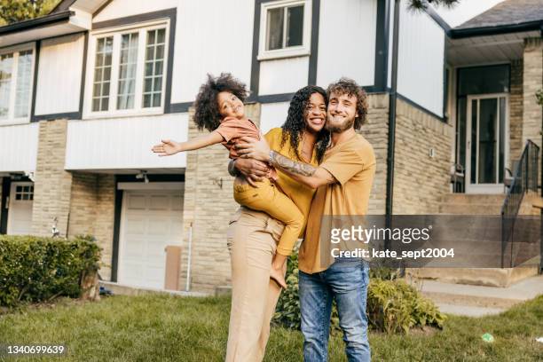 pasos para comprar su primera casa - seguro del hogar fotografías e imágenes de stock