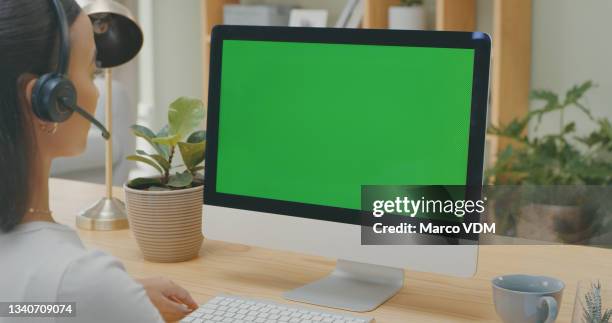 foto de una joven agente del centro de llamadas usando una computadora mientras trabajaba desde casa - chroma key fotografías e imágenes de stock