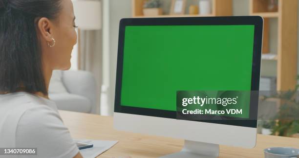 tiro de uma jovem usando um computador enquanto trabalhava em casa - back shot position - fotografias e filmes do acervo