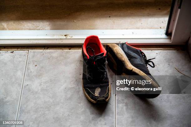 dirty shoes - sports shoe stock-fotos und bilder