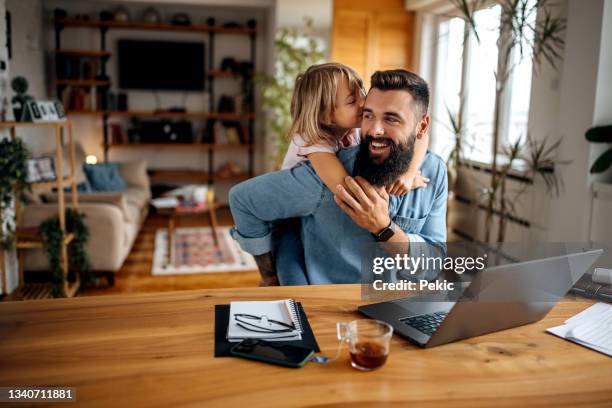 padre e hija divirtiéndose - work from home fotografías e imágenes de stock