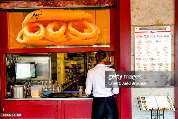 outdoor cafe service - empregado de mesa imagens e fotografias de stock