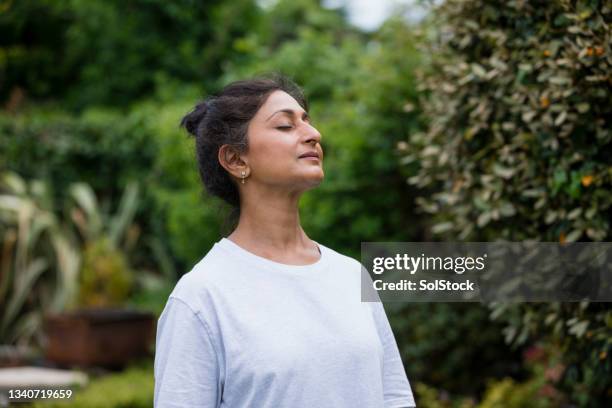 vivir un estilo de vida activo - inhaling fotografías e imágenes de stock