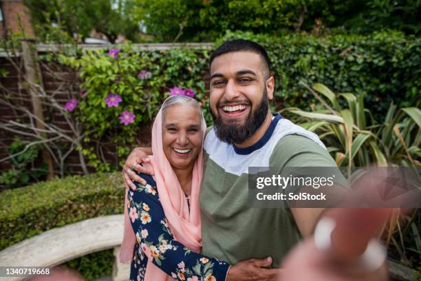 say cheese! - male muslims uk stockfoto's en -beelden