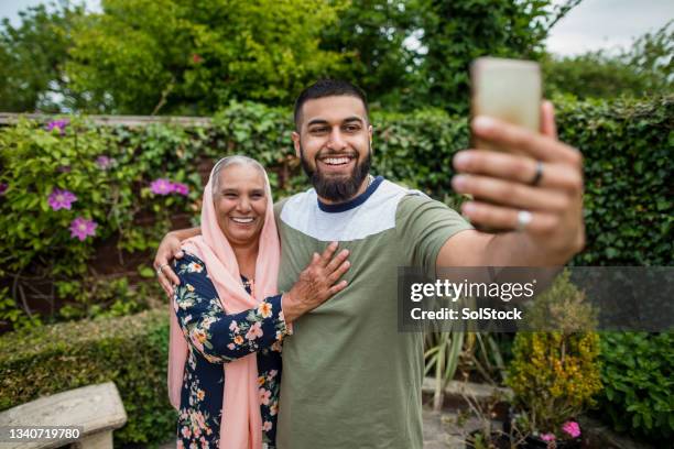 selfie mit oma - pakistanischer abstammung stock-fotos und bilder
