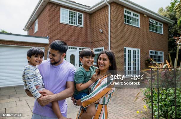 最も幸せな家族 - パキスタン人 ストックフォトと画像
