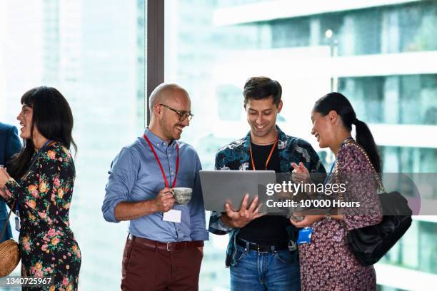 pregnant businesswoman meeting male colleagues business venue - coffee plant stock-fotos und bilder