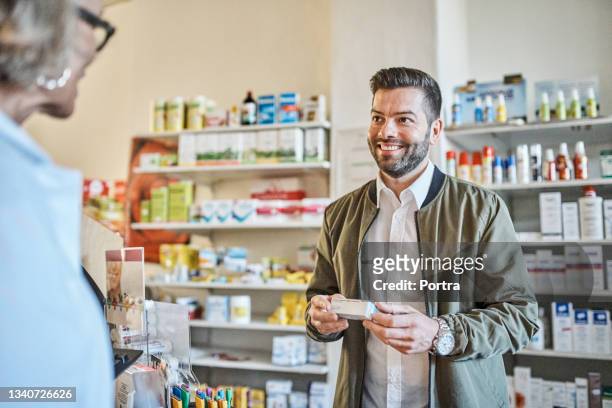 kundengespräch mit apotheker im sanitätshaus - customer centric stock-fotos und bilder
