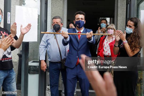 The PSOE spokesman and candidate for mayor of El Escorial, Cristian Martin Palomo, with the baton of command after winning the motion of censure...