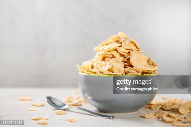 sobredosis de copos de maíz con leche para el desayuno - corn flakes fotografías e imágenes de stock