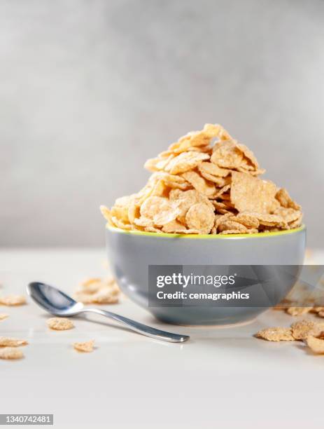 overdose corn flakes with milk for breakfast - overlopen stockfoto's en -beelden