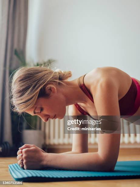 young woman in plank position on mat at home - plank exercise 個照片及圖片檔