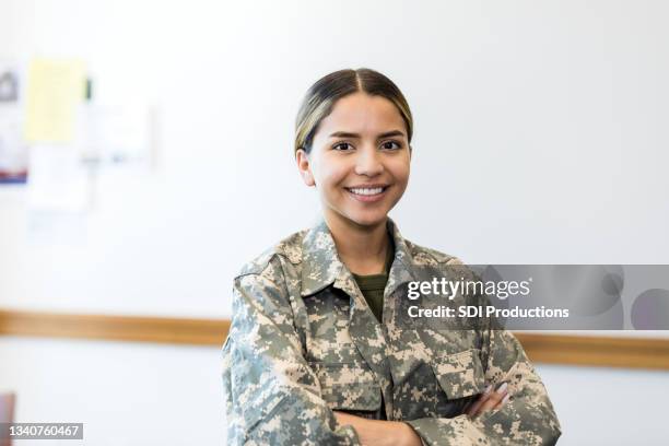 bella soldatessa in piedi in ufficio - uniforme militare foto e immagini stock