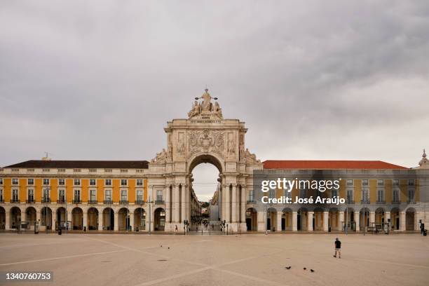 general view of "praça do comercio" in lisbon - portugal - comercio stock pictures, royalty-free photos & images