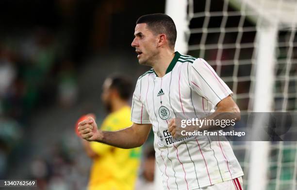 Tomas Rogic of Celtic celebrates their side's third goal during the UEFA Europa League group G match between Real Betis and Celtic FC at Estadio...