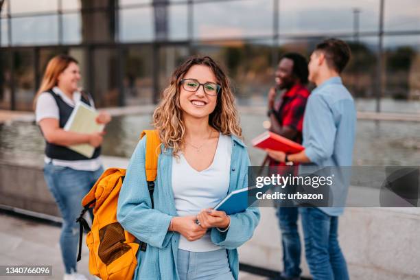 hermosa estudiante universitaria sonriente - estudiante-de-educación-superior fotografías e imágenes de stock