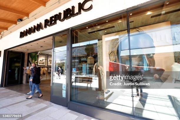 Banana Republic Store Photos and Premium High Res Pictures - Getty Images
