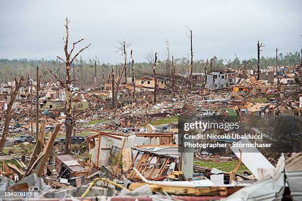 birmingham - alabama - ef5 tornado damage - tornado stockfoto's en -beelden