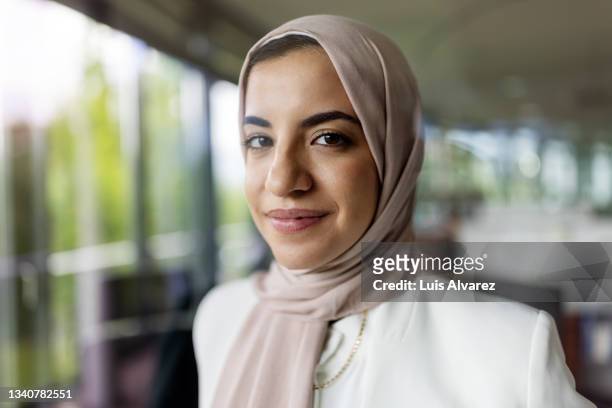 close-up portrait of a muslim middle eastern businesswoman in office - islam stock-fotos und bilder