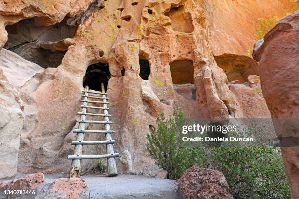 cliff dwellings at bandelier national monument - pueblo villaggio indigeno foto e immagini stock