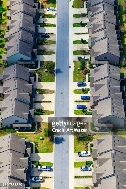 generische suburban housing development aerial - reihenhaus stock-fotos und bilder