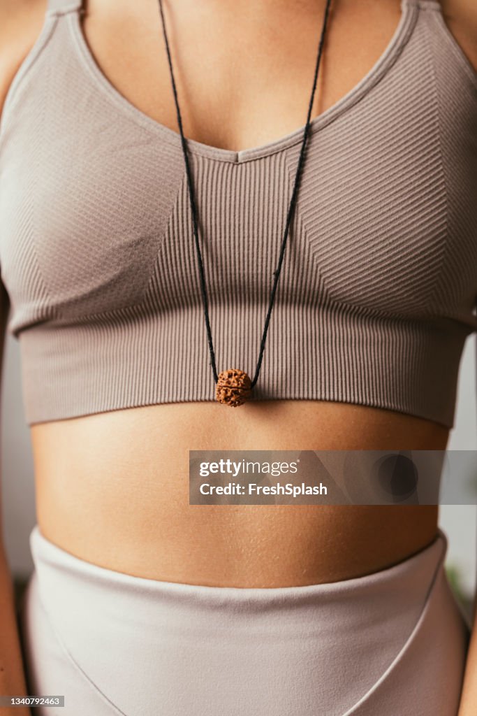Nahaufnahme eines Torsos einer jungen kaukasischen Frau in Sportbekleidung