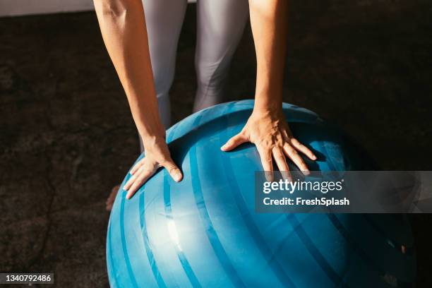 una joven rubia caucásica sosteniendo una pelota de yoga - yoga ball fotografías e imágenes de stock