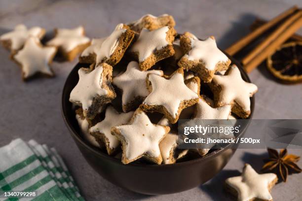 high angle view of cookies in baking sheet on table - zimt stock pictures, royalty-free photos & images