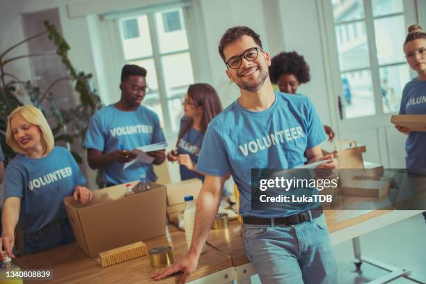 eine gute zeit haben und gleichzeitig der gesellschaft helfen - almosen stock-fotos und bilder