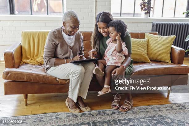 legame familiare multigenera generazione a casa - african american grandparents foto e immagini stock