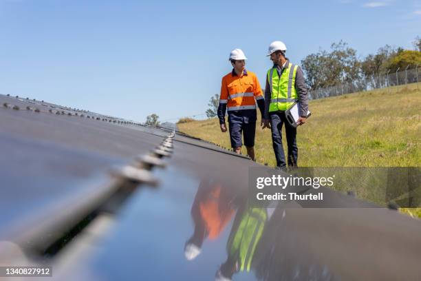 ingeniero y aprendiz trabajando juntos en la instalación de granjas solares - farm australia combine fotografías e imágenes de stock