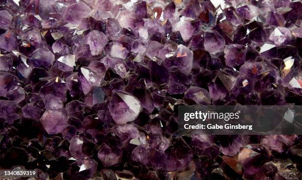 purple amethyst crystals - granate piedra semipreciosa fotografías e imágenes de stock