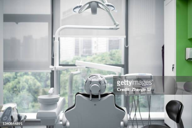 dental chair in dental clinic - dentist office stockfoto's en -beelden