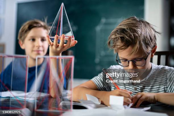 niños pequeños que asisten a clases de matemáticas - volumen fotografías e imágenes de stock