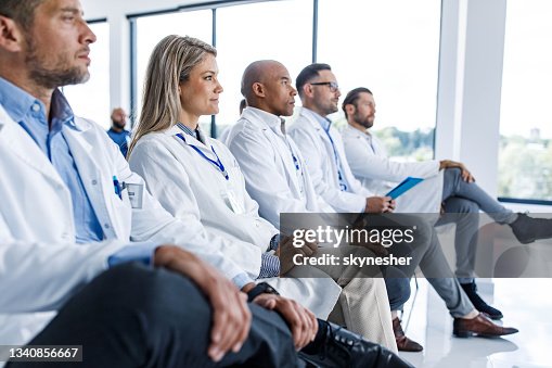 Especialistas médicos participam de um evento de educação na sala do conselho. Especialistas médicos participam de um evento de educação na sala do conselho.