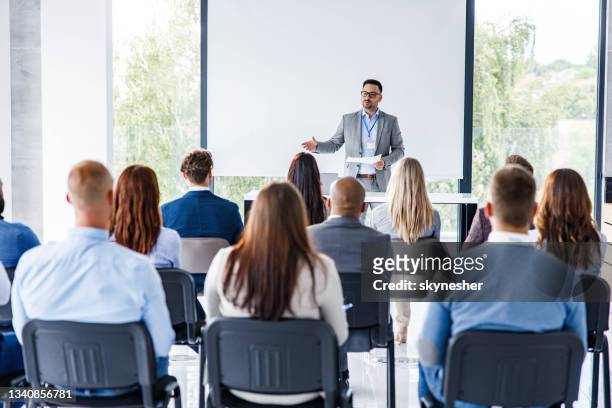 líder empresarial dando un discurso en un seminario en sala de juntas. - orador público fotografías e imágenes de stock