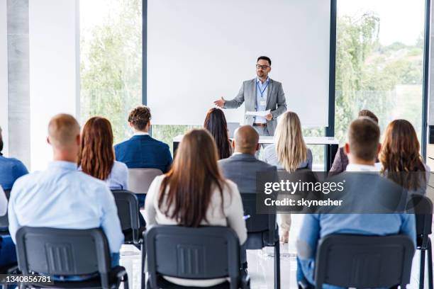 business leader che ante una parola su un seminario nella sala del consiglio. - training class foto e immagini stock