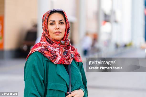 porträt einer muslimischen frau im freien - portrait frau arabisch frontal stock-fotos und bilder